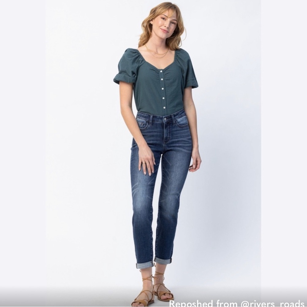 Worn twice. Judy Blue mid rise cuffed(my picture is uncuffed)